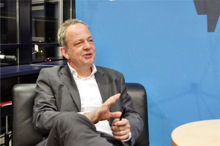 Der mit vielen Preisen geehrte Schriftsteller Michael Kumpfmüller war „Zu Gast auf dem Sofa“ in der Hochschule Bonn-Rhein-Sieg in Rheinbach. Stein