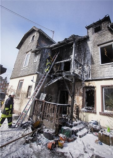 Der mittlere Teil des Gebäudes ist durch das Feuer stark mitgenommen. WT
