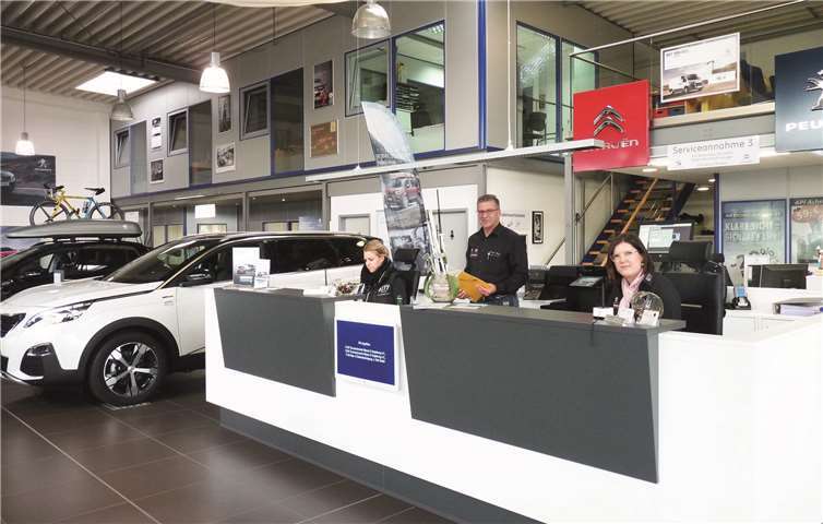 Der modern und großzügig gestaltete Empfangsbereich in der mit edlen Keramik-Fliesen ausgestatteten Ausstellungshalle ist ein wahrer Eyecatcher. Fotos: FRE