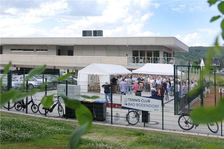 Der moderne Neubau wurde hochwasserangepasst aufgeständert gebaut. 