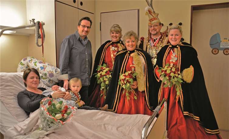 Der momentan kleinste Husar in der KG Rot-Weiße Husaren, Constantin Breil, zusammen mit seiner Familie und dem amtierenden Prinzenpaar. Privat