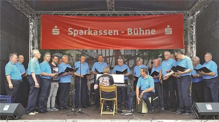 Der motivierte Chor gab bei diversen Auftritten sein neues Liedgut zum Besten.privat