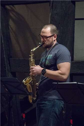Der musikalische Leiter Jans Hildebrandt spielt das erste Alt-Saxofon.
