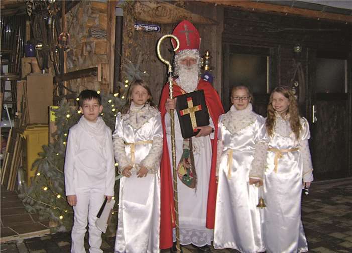 Der musikalische Nikolaus wird von seinen Engelchen begleitet.  Privat