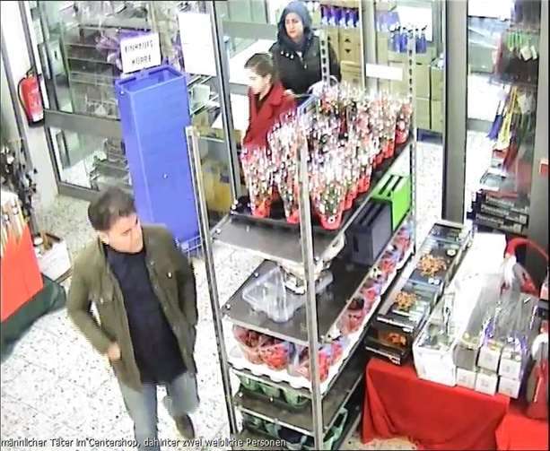 Der mutmaßliche Täter und dahinter die zwei Mittäterinnen.