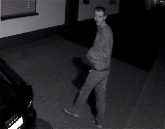Der mutmaßliche Täter wurde bei der Tatausführung auf Video aufgezeichnet. Fotos: Polizei