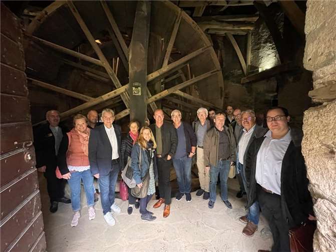 Der nach wie vor funktionstüchtige Hauskran aus dem 16. Jahrhundert ist ein technikgeschichtliches Kleinod, von dem sich auch der Fachbeirat beeindruckt zeigte.  Fotos: Mühlsteinrevier RheinEifel