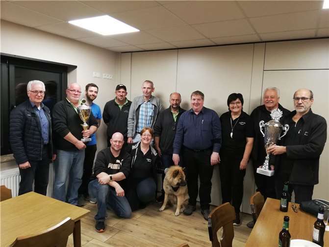 Der nachbarschaftliche Wettstreit ging mehr als fair und ausgewogen - die Pokale wurden aufgeteilt - aus. Quelle: SGi Raubach