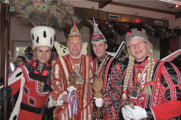 Der närrische Hochadel unter sich:Das Mendiger Dreigestirn mit dem Kottenheimer Prinz Michael III.