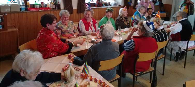 Der närrische Nachmittag in Niederdrees begann mit einem gemütlichen Kaffeetrinken der Senioren.Privat