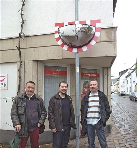 Der neu aufgestellte gebogene Verkehrsspiegel auf dem Markplatz Ecke Johannes- und Bachstraße. Durch diesen Spiegel wird den Verkehrsteilnehmer schon jetzt eine größere Übersicht und Sicherheit gegeben. Privat