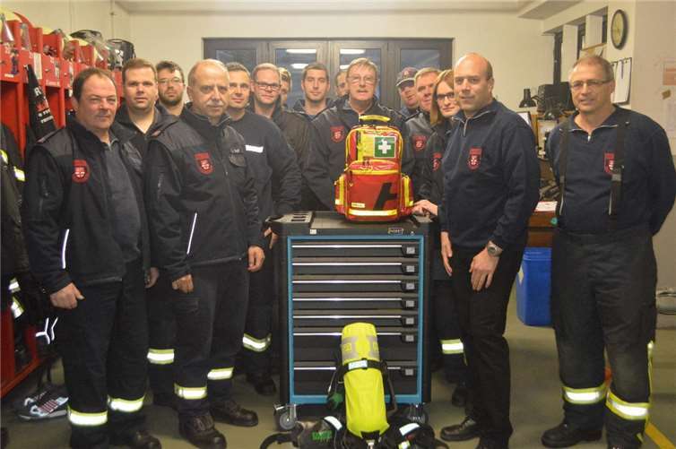 Der neu beschaffte Werkzeugwagen sowie der Erste-Hilfe-Rucksack können nun für die Arbeit der Feuerwehr Kaltenengers eingesetzt werden. privat