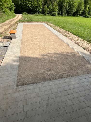 Der neu eingerichtete „Bouleplatz“ am Rande von Oedingen. Überwiegend in Eigenleistung entstanden. Mehr soll folgen. Foto: Olaf Wulf