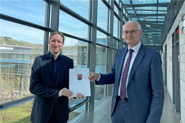 Der neu ernannte Prof. Dr. André Steimers (links) mit Prof. Dr. Karl Stoffel, Präsident der Hochschule Koblenz. Foto: Hochschule Koblenz/Appel