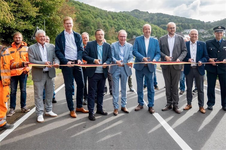 Der neu fertiggestellte Straßenabschnitt wurde symbolisch mit dem Durchschneiden des Bandes von den Beteiligten freigegeben. V.l.n.r.:Rudi Speich, Vorsitzender ADAC-Mittelrhein, Philipp Alsdorf, Fa. Günter Alsdorf GmbH u. Co.KG, Bernd Cornely, Leiter LBM Rheinland-Pfalz, Ortsbürgermeister Thomas Boden, Verkehrsstaatssekretär Markus Wolf, Bürgermeister Pierre Fischer, MdL Jürgen Schmied, Patrick Marquardt, Polizeiinspektion Straßenhaus.