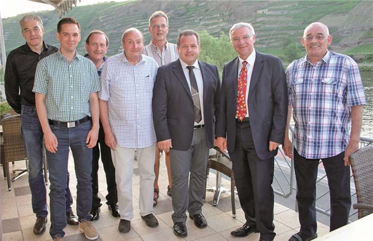 Der neu formierte Layer Ortsbeirat, Oberbürgermeister Joachim Hofmann-Göttig (2. v.re.) und Ortsvorsteher Jörg Kreuser (3. v.re.). Es fehlt Ortsbeiratsmitglied Erwin Mader. privat