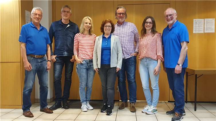 Der neu formierte Vorstand (v.l.n.r.): Werner Normann (1. Vorsitzender), Christian Wilker (Geschäftsführer), Ilka Diel (Beisitzerin), Roswitha Normann (Kassiererin), Jörg Thierfelder (Jugendwart, Presse- und Öffentlichkeitsarbeit), Anke Bever-Philipps (Sportwartin), Karlheinz Philipps (2. Vorsitzender) Foto: Ski Club Horressen 1984 e.V.