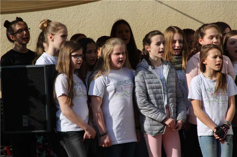 Der neu gegründete Projektchor der Schule machte den Auftakt. Fotos: privat