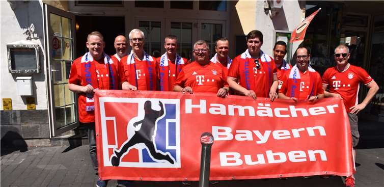 Der neu gegründeter Verein „Bayernbuben“ präsentierte sich vor ihrer Stammkneipe „Hamächer“. Foto: Eich