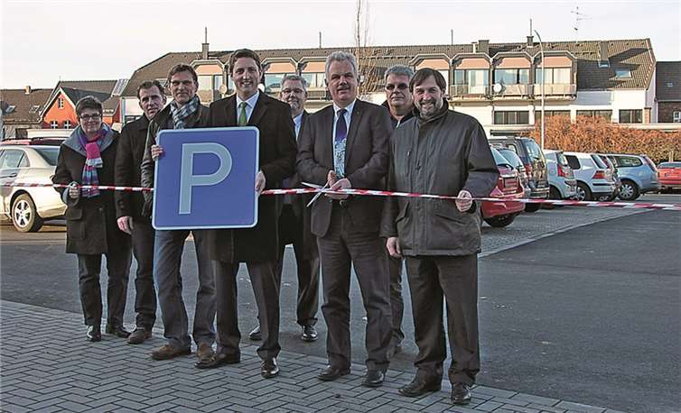Der neu gestaltete Parkplatz „Am Grindel“ mit 67 neuen Parkplätzen wurde von Bürgermeister Stefan Raetz und Fachbereichsleiter Robin Denstorff eröffnet.STEIN