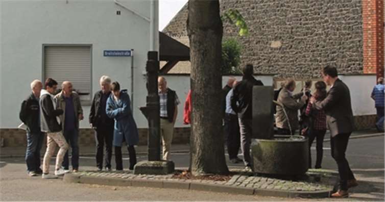 Der neu gestaltete Thürer Dorfbrunnen war bei der Besichtigung durch die Kommission eine von vielen Stationen.