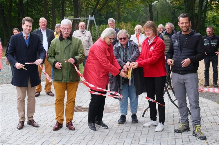 Der neu gestaltete Wasserbereich des Spielplatzes Peter-Esser-Platz wurde offiziell an die Öffentlichkeit übergeben. Foto: Gemeinde Swisttal