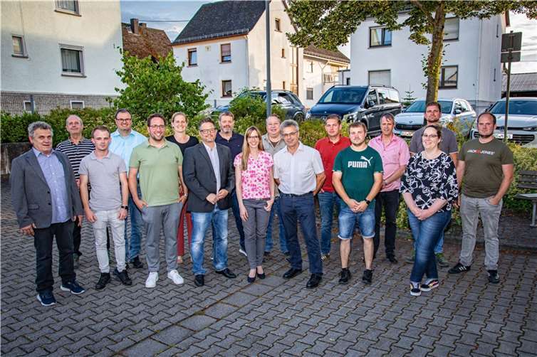 Der neu gewählte, 16-köpfige Gemeinderat von Nentershausen wir nunmehr in der kommenden Amtsperiode bis 2029 gemeinsam mit Ortsbürgermeister Tobias Reusch (7. von links) die Geschicke der Ortsgemeinde lenken.  Fotos: André Frink