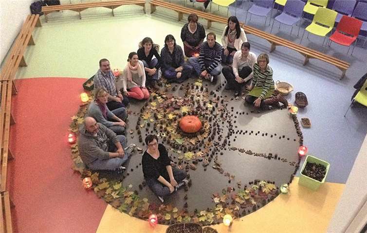 Der neu gewählte Elternausschuss (im Uhrzeigersinn von unten): Corinna Mayer, Andreas Schmidt, Steffi Klöppel, Pascal Reinhardt, Daniela Kneip, Andrea Pistor, Bettina Hauptmann, Johanna Zirkel, Martin Zirkel, Sandra Müller, Cordula Blaeser und die Kita-Leiterin Ingrid Butter. privat
