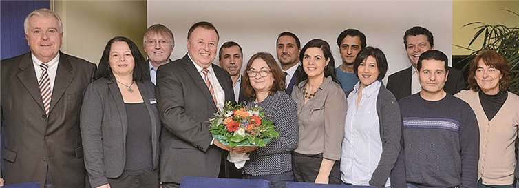 Der neu gewählte Integrationsbeirat des Kreises mit Ali Osman Karga (5. von links), Ali Dincer (7.v.l.), Ana Maria De Sousa Baptista Tomé (8.v.l.) und Erdal Altintop (9. v.l.). Asuman Bender wurde von Landrat Dr. Jürgen Pföhler mit einem Blumenstrauß verabschiedet. Privat
