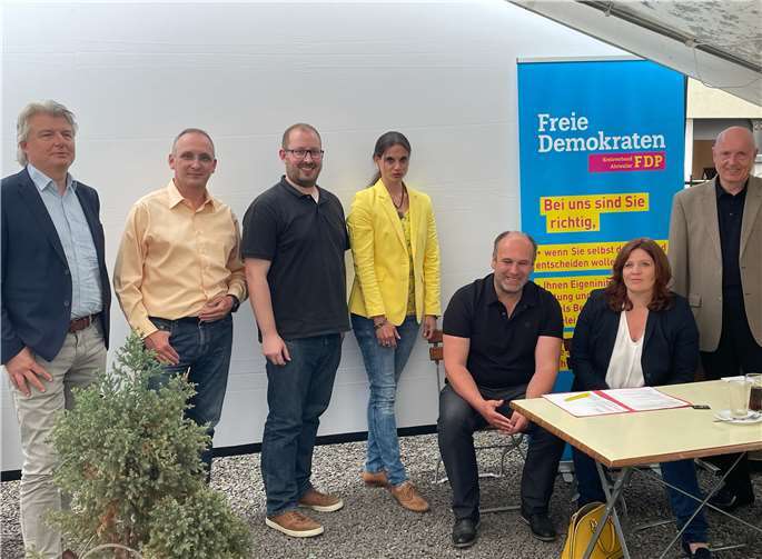 Der neu gewählte Kreisvorsitzende Ulrich van Bebber (rechts) mit dem geschäftsführenden Vorstand (von links) Hellmut Meinhoff, Frank Sossong, David Jacobs, Christina Steinhausen, Marco Weber MdL und der Sandra Weeser MdB.Foto: privat