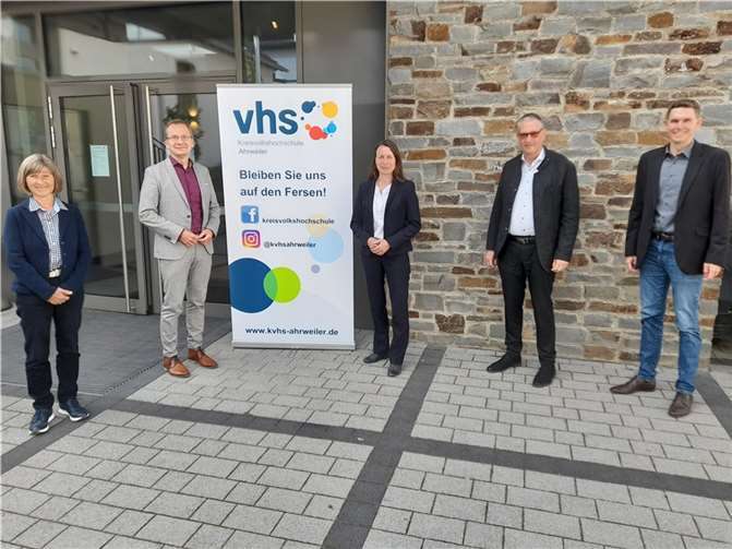 Der neu gewählte Kvhs-Vereinsvorstand (v.l.n.r.): Ingrid Strohe (Mitglied des Vorstandes), der Sinziger Bürgermeister Andreas Geron (stellvertretender Vorsitzender), Landrätin Cornelia Weigand (Vorsitzende), Erster Beigeordneter Peter Diewald (Mitglied des Vorstandes) und Kvhs-Leiter Christian Hofeditz. Foto: Kvhs