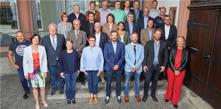 Der neu gewählte Stadtrat von Montabaur. Auf dem Bild fehlen Leena Koivuluoma, Christa Stendebach und Hans-Georg Wörsdörfer.Foto: Foto Gros