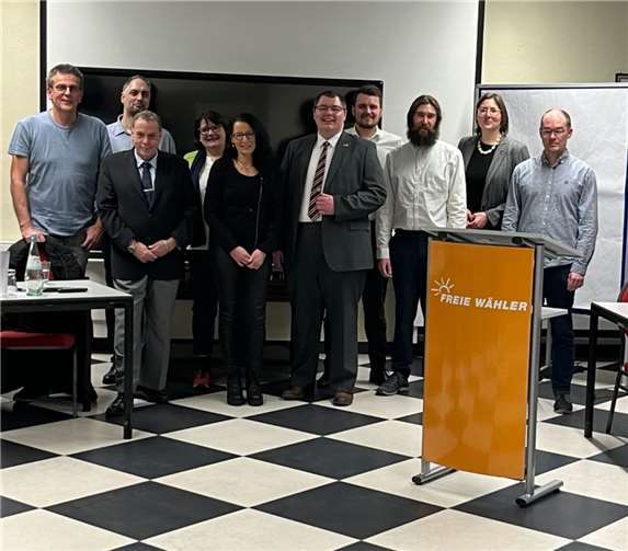 Der neu gewählte Vorsitzende David Eilert aus Polch (5. v. r.), und sein Stellvertreter Jan Müller aus Mayen (4. v. r.). Foto: Müller / FW