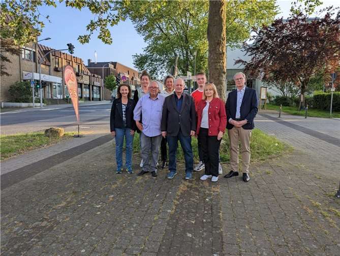 Der neu gewählte Vorstand - das Rathaus im Visier (v.l.n.r.): Susanne Straub, Lisa Wollmann, Andreas Wollmann, Dr. Roswitha Schönwitz, Paul Lägel, Otis Henkel, Alina Lägel, Lutz Glandt; Simon Falkenstein und Michael Mertes fehlten entschuldigt). Foto: SPD-Wachtberg