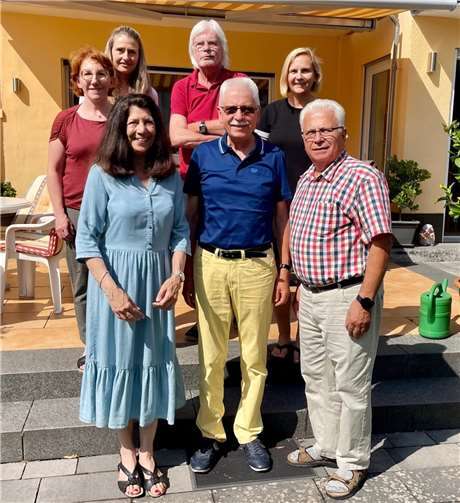 Der neu gewählte Vorstand der AWO Remagen; vordere Reihe von links Motee Spanier (stellv. Vorsitzende), Lorenz Denn (Vorsitzender) und Necmi Deniz (Beisitzer); obere Reihe v.l. Susanne Müller (Beisitzerin), Magda Spanier (Kassenprüferin), Wolfgang Mertens (Kassenwart) und Silke Reitz (Kassenprüferin). Foto: privat