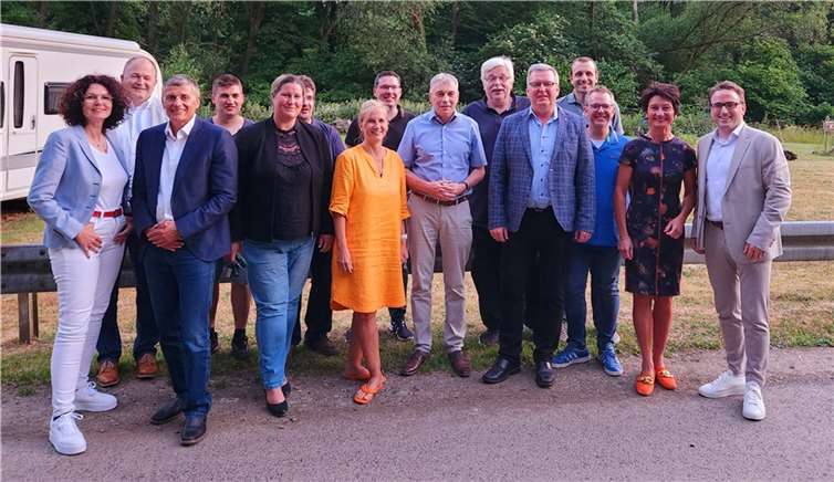 Der neu gewählte Vorstand der CDU Bad Breisig mit MDL Petra Schneider (2.v.r.), Bürgermeister Marcel Caspers (1.v.r.) sowie dem neuen Vorsitzenden Hans Oskar Degen (5.v.r.) und dem scheidenden Vorsitzenden Norbert Heidgen (3.v.l.). Foto: CDU Bad Breisig, Michael Schweikert