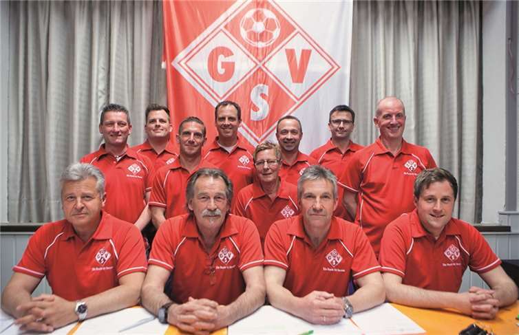 Der neu gewählte Vorstand der Grafschafter Spielvereinigung mit dem langjährigen Vorsitzenden Dieter Schäfer (1. Reihe, 2.v.li.) will dafür sorgen, dass der Verein auch in Zukunft eigenständig bleibt. JOST