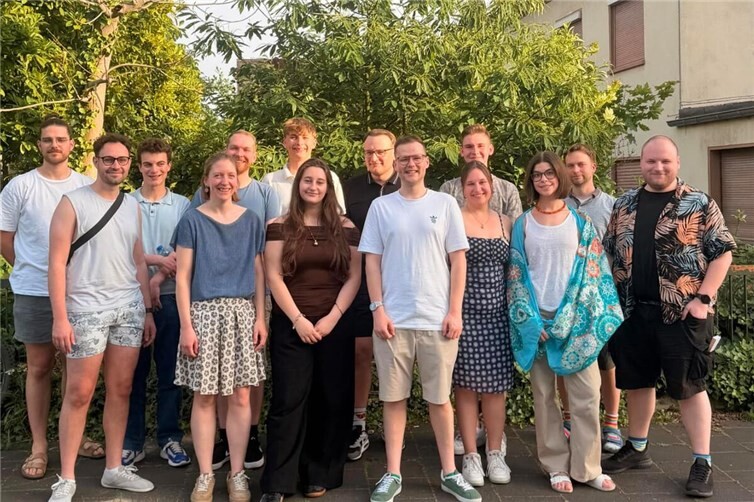 Der neu gewählte Vorstand der Jusos Koblenz bei der Jahreshauptversammlung. Hinten v.l.n.r: Vincenc Schulz, Atay Adler, Jonas Carstensen, Johannes Doetsch, Martin Kupp, Paul Breidbach, Andreas Sonntag, Vorne v.l.n.r: Dennis Feldmann, Anna Overbeck, Liveta Asllani, Dennis Tritsky, Gina Sucker, Aglaia Fleming, Finn Schönherr (Gast).