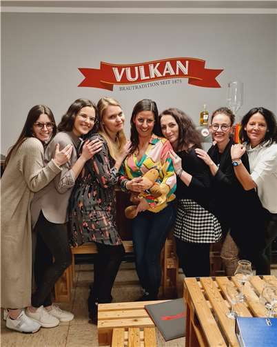 Der neu gewählte Vorstand der Mennijer Mädche (v. l. n. r.: Laura Geisen, Sara Haendgen, Jacqueline Schlich, Nela Guerreiro-Seiler, Anita Schlich-Reuter, Daniela Rieder, Silke Hirt).