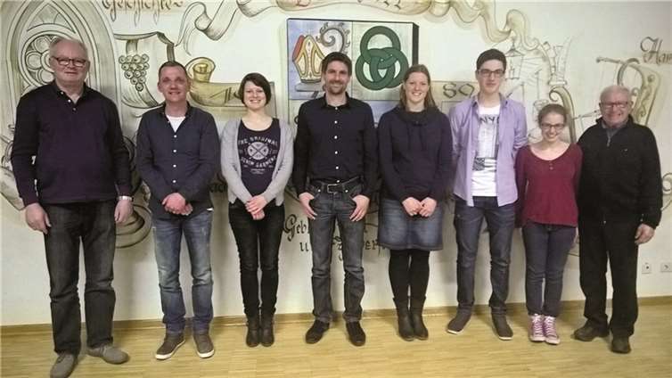 Der neu gewählte Vorstand der Mosella-Musikanten (v-l.): Willi Becker (Beisitzer), Jan Fischer (stellv. Vorsitzender), Eva Christ (Vorsitzende), Arne Michel (Kassierer), Verena Leitgeb (Beisitzerin), Moritz Göbs (Beisitzer), Johanna Deisen (Beisitzerin), Richard Fischer (Ehrenvorsitzender), es fehlt: Michael Thelen (Schriftführer). privat