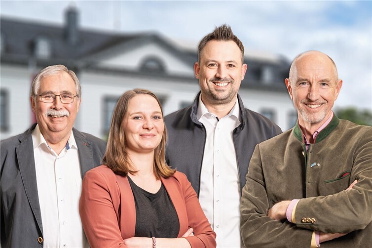 Der neu gewählte Vorstand der Sinziger Liberalen (v.r.n.l. Dominik Graf von Spee, Martin Thormann und Lucie Grafe) mit Volker Thormann, Beigeordneter der Stadt Sinzig.