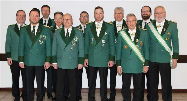 Der neu gewählte Vorstand der St. Hubertus Schützenbruderschaft Roßbach (vordere Reihe v.l.n.r.): Hans-Peter Füllenbach (Hauptmann), Heinz Schrenberg (Beisitzer), Jörg Gries (Brudermeister), Günter Hammer (Ehrenbrudermeister), Wilfried Huhn (Stellvertretender Brudermeister); (hintere Reihe v.l.n.r.):. Thomas Boden (Schriftführer), Wolfgang Weißenfels (Beisitzer), Walter Weingarten (Beisitzer), Michael Hesseler (Stabführer), Bruno Reufels (Schießmeister), Michael Zimmermann (Stellvertretender Schießmeister). Nicht auf dem Foto: Schützenkönig Manfred Füllenbach. Foto: Kurt Zimmermann