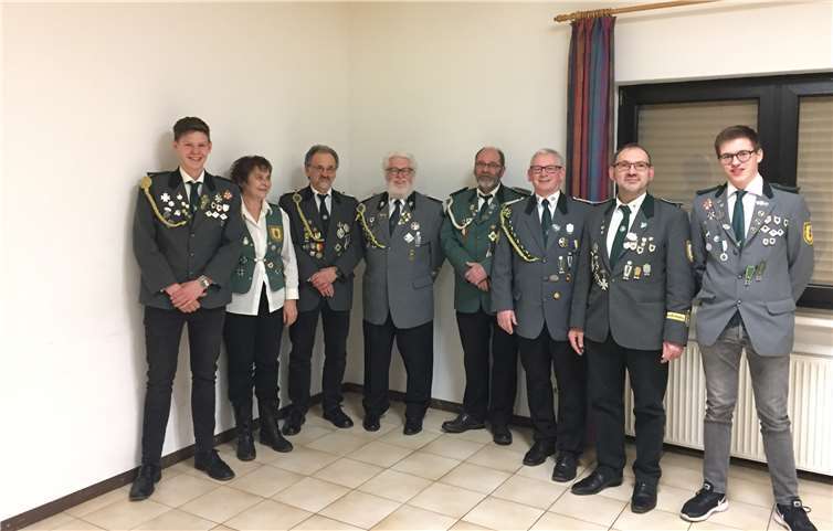 Der neu gewählte Vorstand der St. Sebastianus Schützenbruderschaft Rothe-Kreuz (v.l.n.r): Amon Reufels (Pressewart), Lydia Hessler (Schriftführerin), Walther Kröll (erster Schießmeister), Josef Over (erster Brudermeister), Erich Fruth (Hauptmann), Robert Frings ( Kassierer), Kurth Hoss (Jungschützenmeister) und Lorenz Holl (Pressewart). Nicht auf dem Foto: Hermann Josef Ley (zweiter Schießmeister). Foto: privat