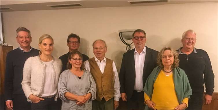 Der neu gewählte Vorstand des Bürgerprojekts unser Dorfladen (v.l.n.r.): Stefan Lütke, Claudia Grave, Dieter Ramershoven, Claudia Schneider, Dr. Ralf Petzold, Uwe Jülichs, Annette Löning, Joachim Euler. Foto: privat