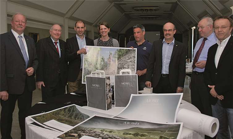 Der neu gewählte Vorstand des Moselwein e.V.: Von links: Rolf Haxel, Gerd Knebel, Florian Lauer, Anna Reimann, Thomas Ludwig, Henning Seibert, Ehrenvorsitzender Adolf Schmitt und Matthias Walter. Moselwein e.V./Ansgar Schmitz