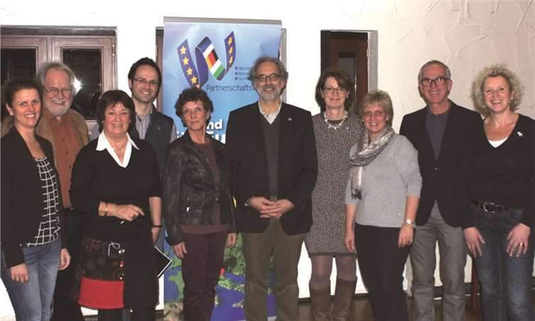 Der neu gewählte Vorstand des Partnerschaftsvereins mit dem scheidenden Vorsitzenden Peter Menke (Mitte), der neuen Vorsitzenden Bernadette Conraths (5. v.l.) und ihrem Stellvertreter Friedrich Oettler (2.v.r.) Wolfgang Schulz