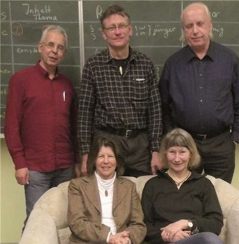 Der neu gewählte Vorstand des Theaters Brisicaum (v.li.n.re. sitzend): Claudia Reh, Monika Morgenstern, stehend: Reinhard Draws, Michael von Kürten und Rainer Kempenich. privat