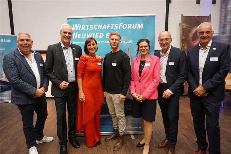 Der neu gewählte Vorstand des WiFo`s Ralf Winn, Frank Wolsfeld, Matthias Müller, Marion Blettenberg und Michael Gassen mit Sängerin Patrizia Puertas Alvarez (3. v.L.) und Prof. Dr. Andreas Dengel (2. v.R.)  Foto: Frank Flügel