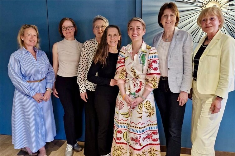 Der neu gewählte Vorstand des Zonta Clubs Koblenz Rhein-Mosel mit Präsidentin Suzana Hochhuth. Von links: Karolin König-Kunz, Michaela von Heusinger, Magdalena Weidenfeller, Britta Deing, Suzana Hochhuth, Hildegard Person-Fensch und Corinna Wehran-Itschert.
