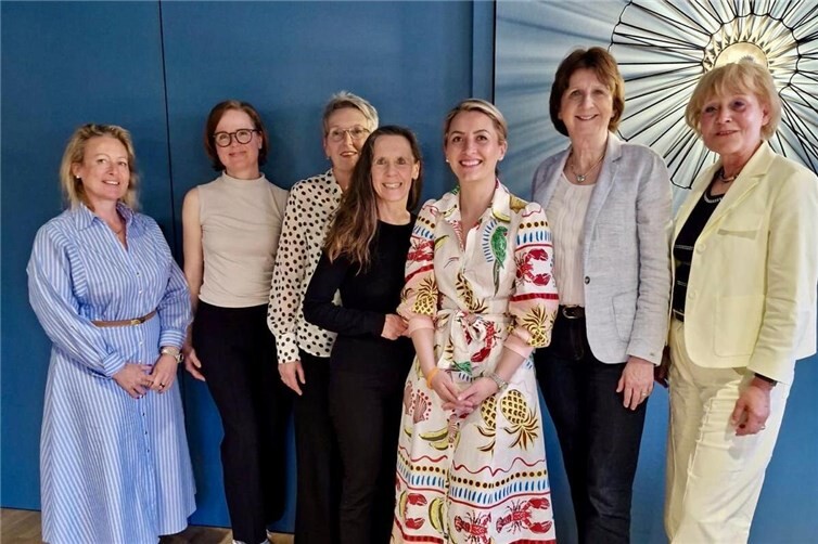 Der neu gewählte Vorstand des Zonta Clubs Koblenz Rhein-Mosel mit Präsidentin Suzana Hochhuth. Von links: Karolin König-Kunz, Michaela von Heusinger, Magdalena Weidenfeller, Britta Deing, Suzana Hochhuth, Hildegard Person-Fensch und Corinna Wehran-Itschert.